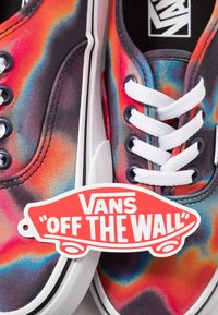 Sneakers Vans con tomaia in canvas tie-dye multicolore, lacci bianchi, foderatura nera e etichetta rossa con il testo "OFF THE WALL".