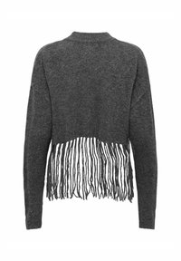 Pelēks adījuma džemperis ar ribotu apkakli un frīzu detaļām apakšmalā. Ar garām piedurknēm un brīvu piegriezumu. Mīksta tekstūra.