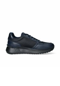 Sneaker blu navy con una combinazione di pelle liscia e tessuto a rete, design affusolato, punta arrotondata e suola in gomma nera testurizzata.