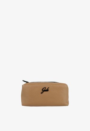 Bustina rettangolare in pelle color cuoio con cerniera nera e logo corsivo nero centrato sul davanti.