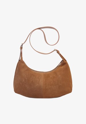 Brązowa torba na ramię z zamszu o zaokrąglonym kształcie, z pojedynczym paskiem i górnym zamkiem błyskawicznym. Gładka faktura o minimalistycznym wyglądzie.