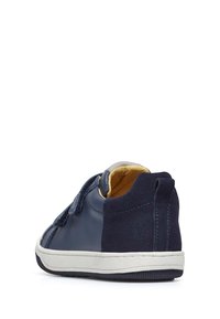 Sneaker blu navy con tomaia in pelle e dettagli in suede. Fascia in velcro, suola in gomma bianca e fodera marrone chiaro. Punta tondeggiante e tallone imbottito.