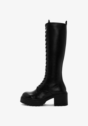 Hoge zwarte leren combatboot met vetersluiting, robuuste zool en dikke hak. Kenmerkt zich door een gladde textuur en verstevigde stiksels.