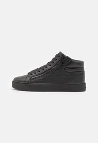Sneakers alte nere in pelle con una trama strutturata, dotate di una cerniera laterale e suola in gomma piatta. Inclusi i lacci.