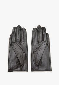 Paar schwarzer Lederhandschuhe mit perforierten Details an Finger- und Daumenbereichen, flach auf weißem Hintergrund ausgelegt.