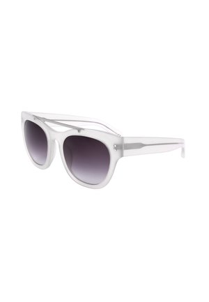 Occhiali da sole con montatura bianca trasparente, lenti sfumate scure e doppio ponte, mostrati con leggera inclinazione su sfondo bianco.