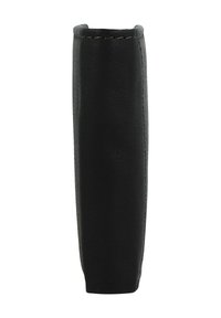 Etui à crayons en cuir noir avec des bords arrondis, présentant une texture lisse et des coutures visibles le long du bord supérieur. Orientation verticale.