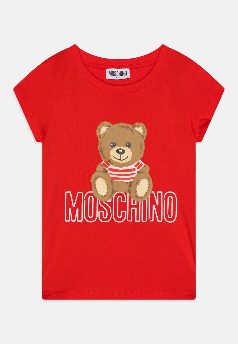 Czerwona koszulka dziecięca z krótkim rękawem, z misiem w czerwono-białej pasiastce nad napisem "MOSCHINO" w pogrubionych białych literach.