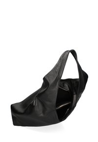 Zwarte leren tote bag met een zachte, gestructureerde afwerking, voorzien van een enkele schouderband en een interieur met twee ritscompartimenten.