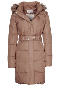 Abrigo de invierno marrón acolchado con una capucha forrada de piel extraíble, cintura ceñida y costuras verticales. Presenta dos bolsillos laterales y herrajes brillantes.