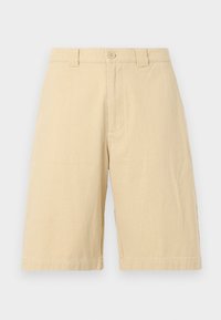 Beige knæsorte shorts med bæltestropper, en knaplukning og flad front på en hvid baggrund.