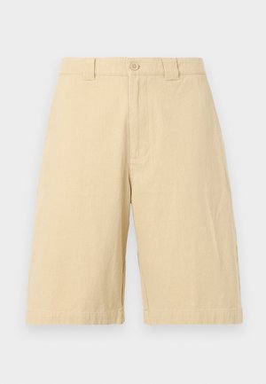 Beige kneelengde shorts med beltehemper, knappeåpning og flat front på hvit bakgrunn.