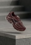 AIR MAX MOTO 2K SE - Sporta apavi - tattoo/burgundy crush/platinum-coloured violet