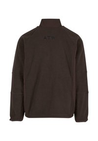 Brun fleecejakke med høj krave, raglanærmer og tonal broderet "ATW" logo på ryggen. Blød tekstur og afslappet pasform.
