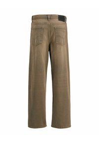Jean marron à jambes larges avec deux poches arrière et une étiquette de marque noire sur la ceinture, vu de dos sur fond blanc.