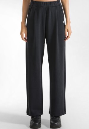 Pantalones de pierna ancha negros, confeccionados en una tela suave, con una cómoda cinturilla elástica y un sutil detalle del logo en la parte delantera.