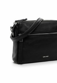Borsa a tracolla in pelle nera con superficie testurizzata, dotata di scomparti con zip e una lunga tracolla regolabile. Accenti in metallo argentato visibili.