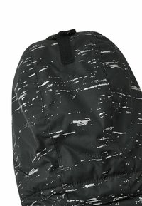 Czarno-białe, wzorzyste rękawice izolacyjne z gładką fakturą, trwałego materiału oraz pętelką do łatwego powieszenia.