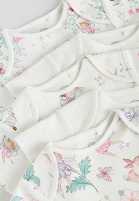 Set de cinci bluze pentru bebeluși din bumbac alb, cu imprimeuri pastelate de flori și zâne, decolteu rotund și textură moale.