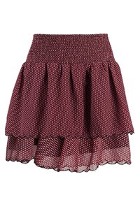 Röd mönstrad kjol med smockad midja, lagerdesign och scallop-edgad nederkant. Gjord av lättviktsmaterial med en texturerad yta.