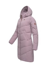 Rosa boblejakke med hette, med glidelås foran, en sidelomme og ribbestrikkede mansjetter. Sømmer med rominndeling og en logo på ermet.