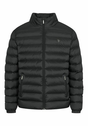 Zwarte pufferjack met een hoge nek, een horizontaal gestikt ontwerp, een ritssluiting aan de voorkant en zijzakken. Heeft elastische manchetten en minimale branding.