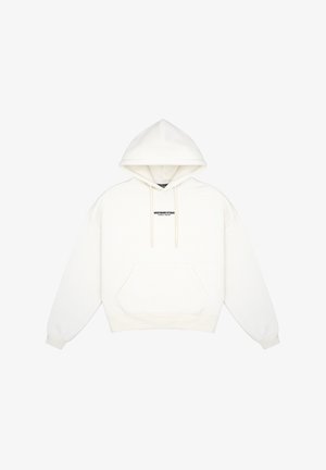 Sudadera blanca con capucha, bolsillo frontal, puños de canalé y un pequeño logo negro en el pecho. Textura de tela suave, ajuste relajado.