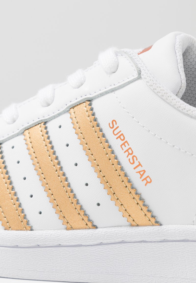 Originals SUPERSTAR - Sneakers laag - footwear wihte/copper metallic/core black/wit - Zalando.nl