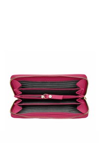 Portefeuille magenta avec fermeture éclair, plusieurs emplacements pour cartes, compartiment zippé et intérieur rayé noir et gris. Matériau texturé et finitions dorées.