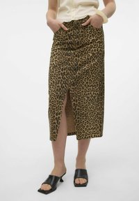 Leopardų rašto midi sijonas su priekinėmis plyšiais, pagamintas iš lengvos medžiagos; turi dvi šonines kišenes ir aptemptą liemenį. Derinamas su juodais mūlais.