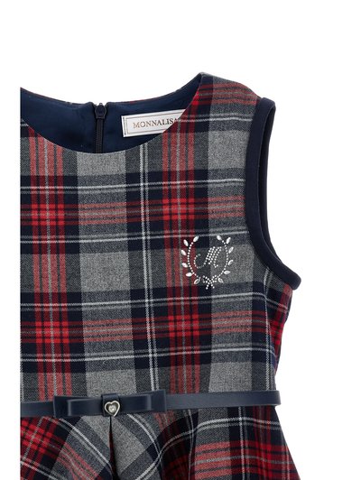 Robe sans manches à carreaux rouge, noir et gris avec une ceinture bleu marine présentant une boucle en forme de cœur et un petit détail de couronne brodé.