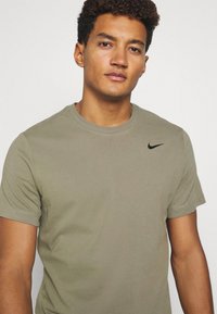 Nike Performance CREW SOLID - T-shirt desportiva - light army/black