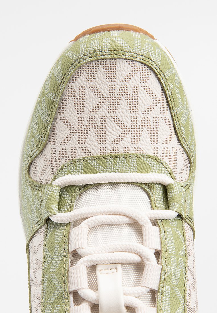Sneaker verde e beige caratterizzato da tessuto testurizzato, motivo geometrico, punta arrotondata e lacci a contrasto con suola in gomma.