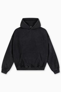 Μαύρο φούτερ με κουκούλα, με υφή, μπροστινή τσέπη και άνετη εφαρμογή. Διαθέτει ανάγλυφο σχέδιο στο στήθος. Κατασκευασμένο από βαμβακερό μείγμα υφασμάτων.