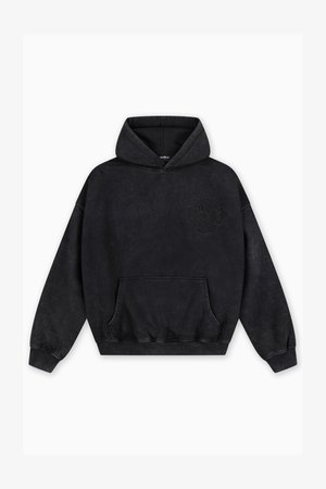 Μαύρο φούτερ με κουκούλα, με υφή, μπροστινή τσέπη και άνετη εφαρμογή. Διαθέτει ανάγλυφο σχέδιο στο στήθος. Κατασκευασμένο από βαμβακερό μείγμα υφασμάτων.