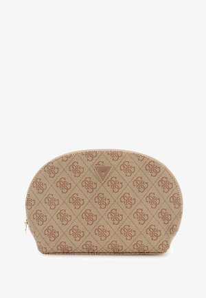 Bruine cosmetica tas met een gebogen bovenkant, gladde textuur, zichtbare stiksels en een metalen logoplaat aan de voorkant. Ritssluiting.
