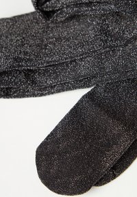 Svarta metalliska tygvantar med en texturerad, skimrande yta och något rundade fingertoppar. Slät yta och flexibel design.