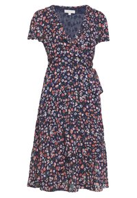 Granatowa sukienka kopertowa z krótkimi rękawami, ozdobiona kwiatowym wzorem w odcieniach różu, bieli i zieleni. Warstwowy dół z falbanami dodaje ruchu i szczegółowości.