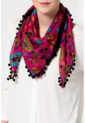 Écharpe florale multicolore en rose, bleu et vert, ornée de pompons noirs le long des bords et réalisée dans un tissu léger et texturé.