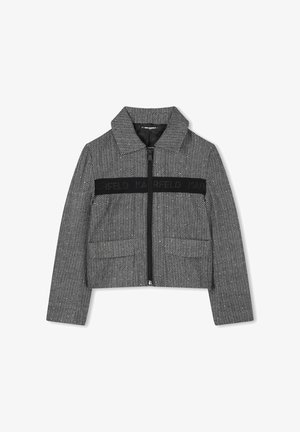 Korte jas met een pied-de-poule patroon in zwart en wit, voorzien van een ritssluiting en een zwarte tailleband met het logo "KARLFED".