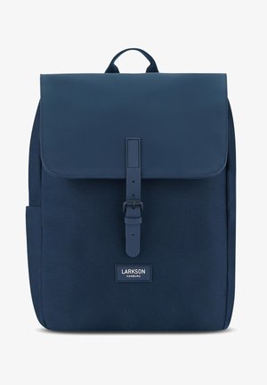 Sötétkék hátizsák sima, matt felülettel, amelyen egy csattal záródó fedelet és egy elülső logó hívatkozást találunk. Egyszerű, téglalap alakú.