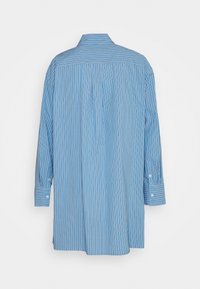 Chemise bleue à manches longues avec des rayures verticales blanches vue de dos, avec col et poignets boutonnés.