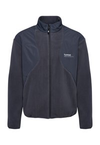 Fleecejacka i mörk marinblå med hög krage, dragkedjestängning och kontrasterande släta tygpaneler. Har logotyp på övre vänstra bröstet.