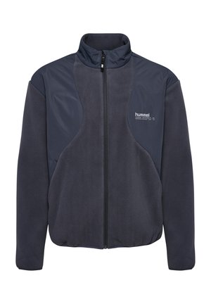 Fleecejakke i mørk marineblå med høj krave, lynlåslukning og kontrasterende glatte stofpaneler. Har logo på den øverste venstre bryst.