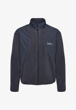 Fleecejakke i mørk marineblå med høj krave, lynlåslukning og kontrasterende glatte stofpaneler. Har logo på den øverste venstre bryst.