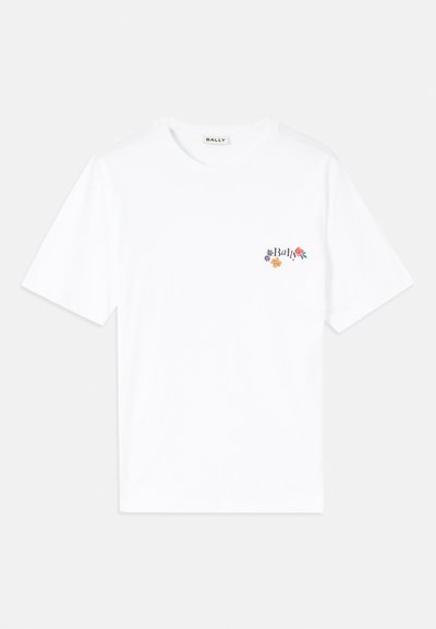 Hvit bomulls T-skjorte med rund hals, med en liten brodert "Bally"-logo og blomsterdesign på venstre bryst.