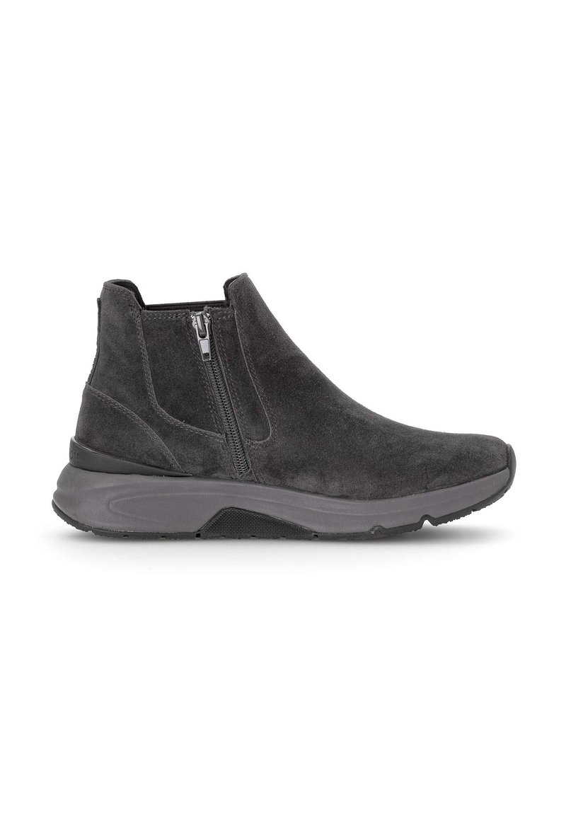 Bottines en suede noir avec un bout rond, fermeture éclair sur le côté, et une semelle en caoutchouc gris rembourrée pour la stabilité et le confort.