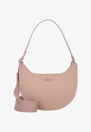 Bolso de hombro de cuero rosa texturizado con forma curva, correa ajustable y un pequeño logo en relieve. Presenta detalles de hardware en tono plateado.