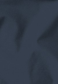 Navyblauw textiel met een subtiele glans, met een gladde oppervlakte en lichte variaties, typisch voor synthetische materialen.