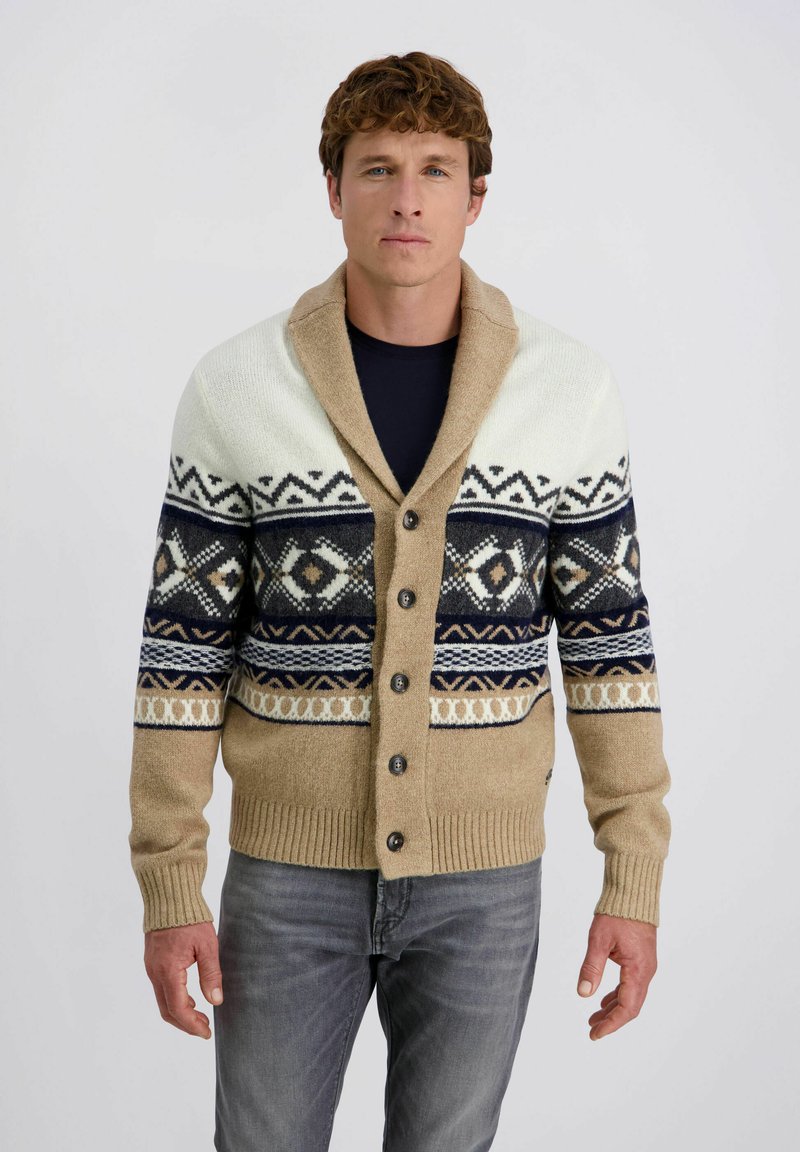 Gebreide cardigan in beige en wit met marineblauwe geometrische patronen en een sjawlboord. Bevat vijf knopen en ribgebreide manchetten en zoom.